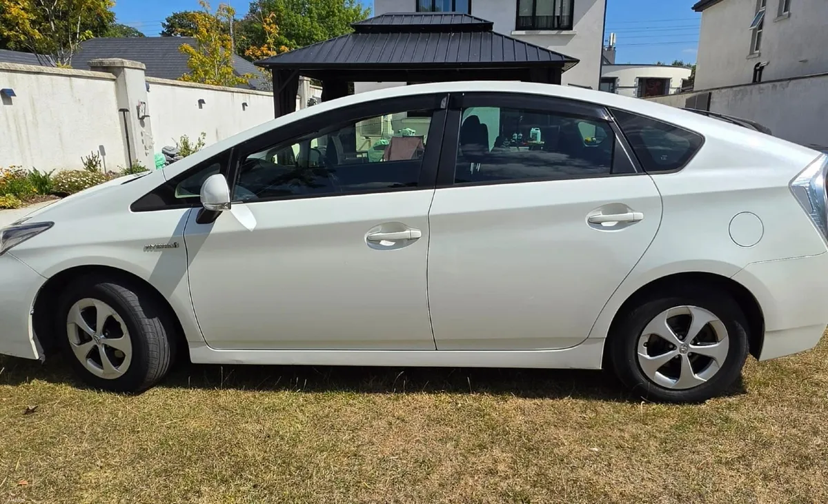 Toyota Prius 2015 - Image 2