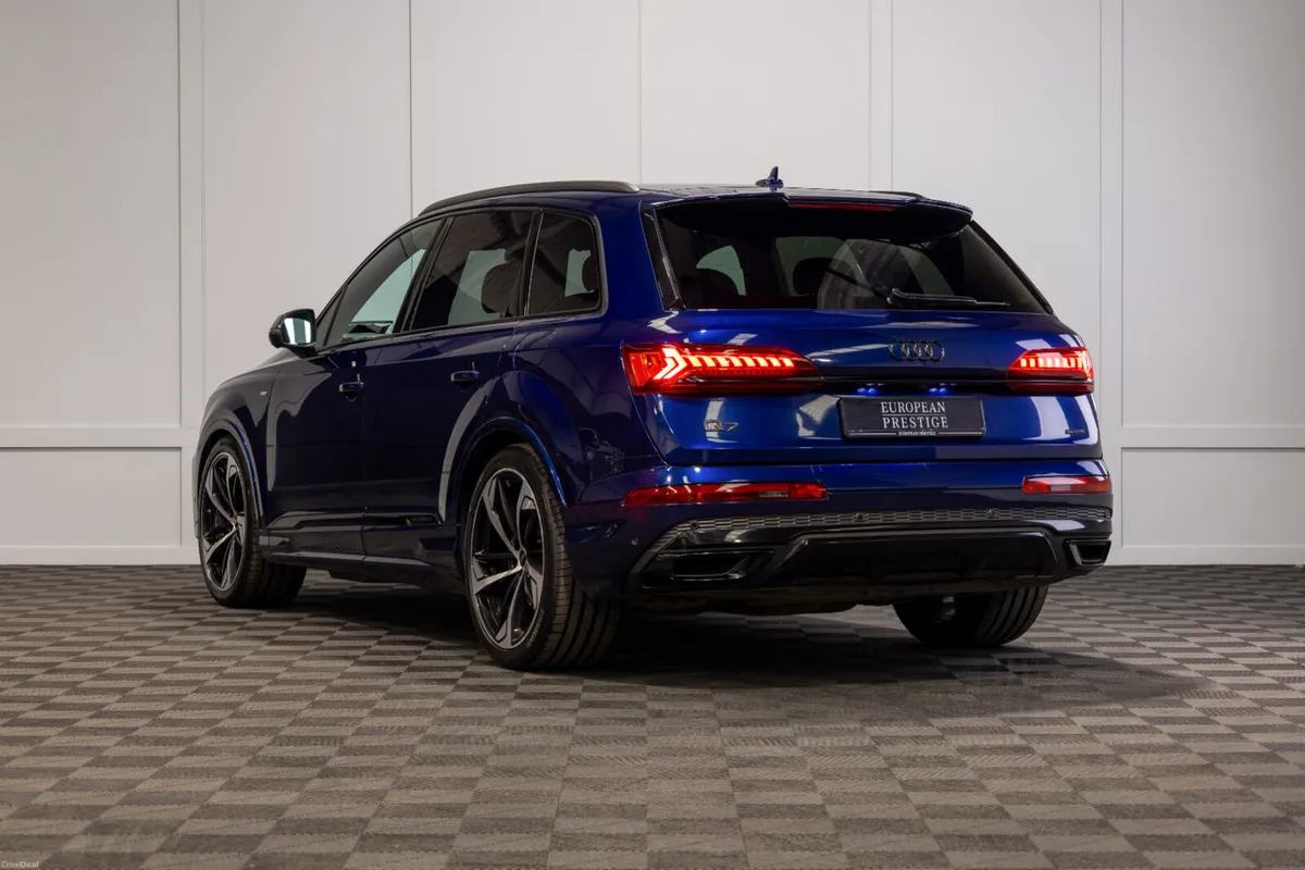 232 Audi Q7 55TFSIe S-Line Black Edition 5 Seat N1 - Image 4