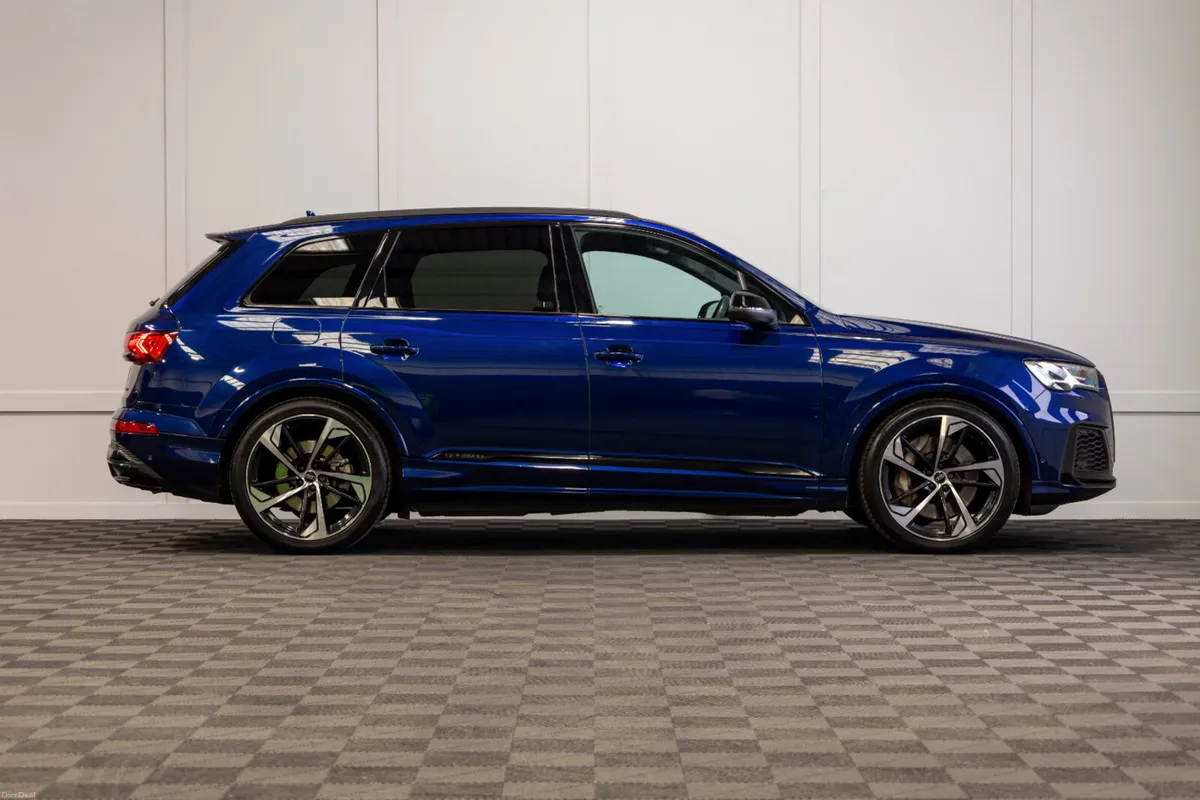 232 Audi Q7 55TFSIe S-Line Black Edition 5 Seat N1 - Image 6