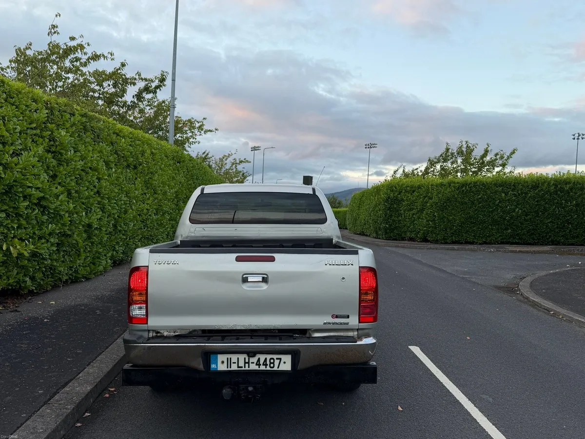 2011 Toyota Hilux invisible 3.0 D4D auto crewcab - Image 3