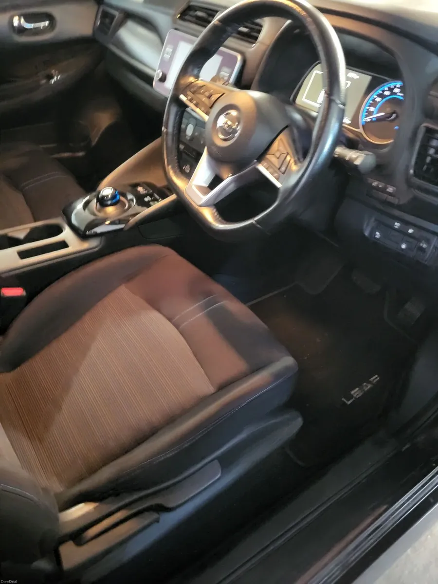 NISSAN LEAF 40KWH. VERY LOW KILOMETERS. - Image 2