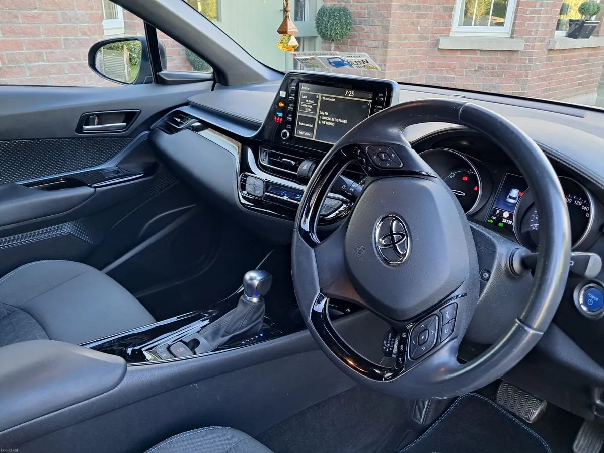 Toyota C-HR 2022 - Image 2