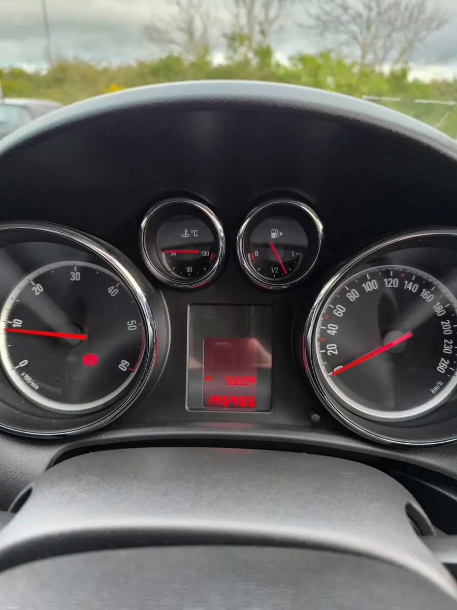 Opel Astra 2011 - Image 2