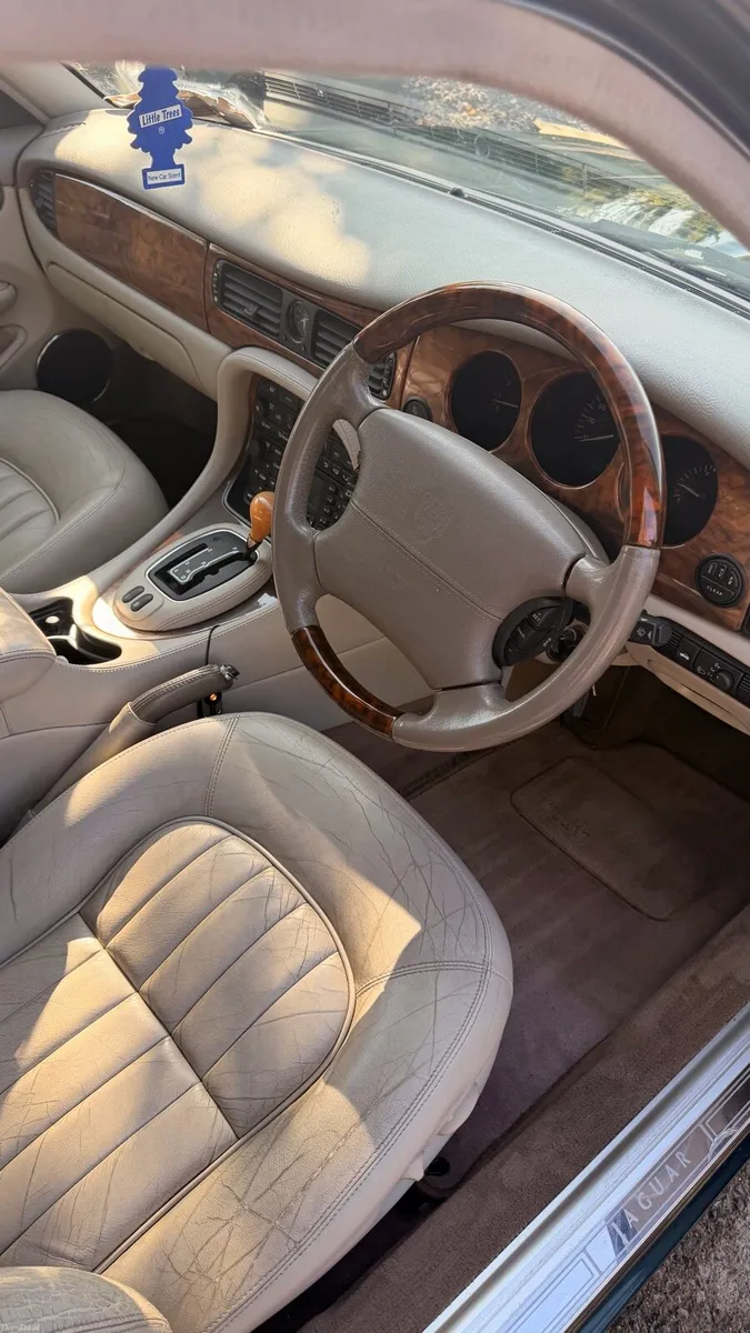 Jaguar XJ8 - Image 4