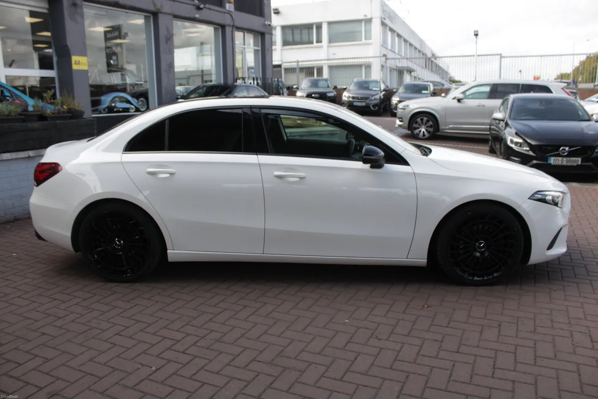 SPORTLINE EDITION A180D AUTO SALOON //  2 OWNERS W - Image 3