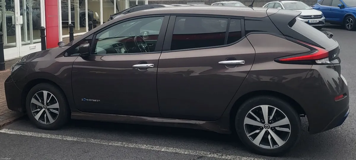 NISSAN LEAF 40KWH. VERY LOW KILOMETERS. - Image 1