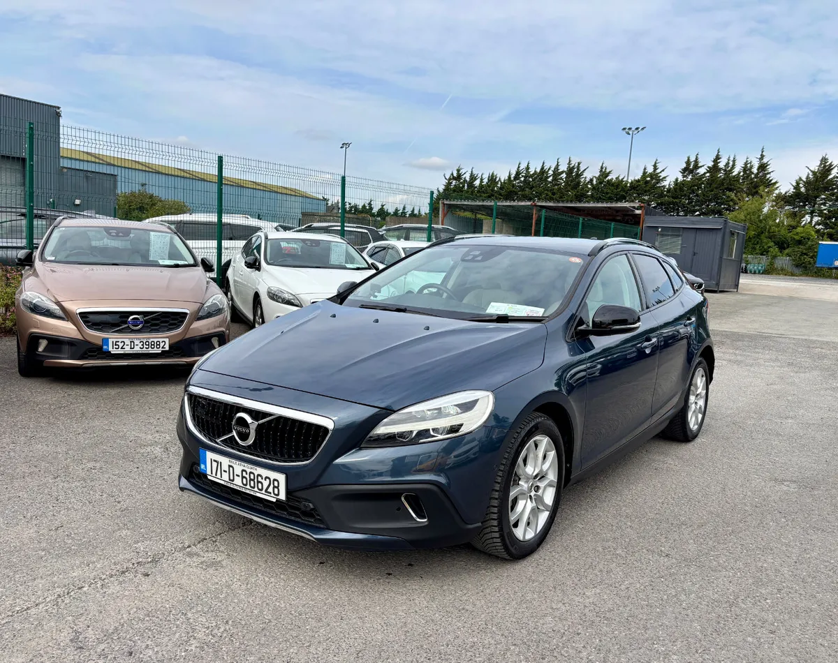 VOLVO V40 2017 2.0, DIESEL D4 CROSS COUNTRY - Image 1