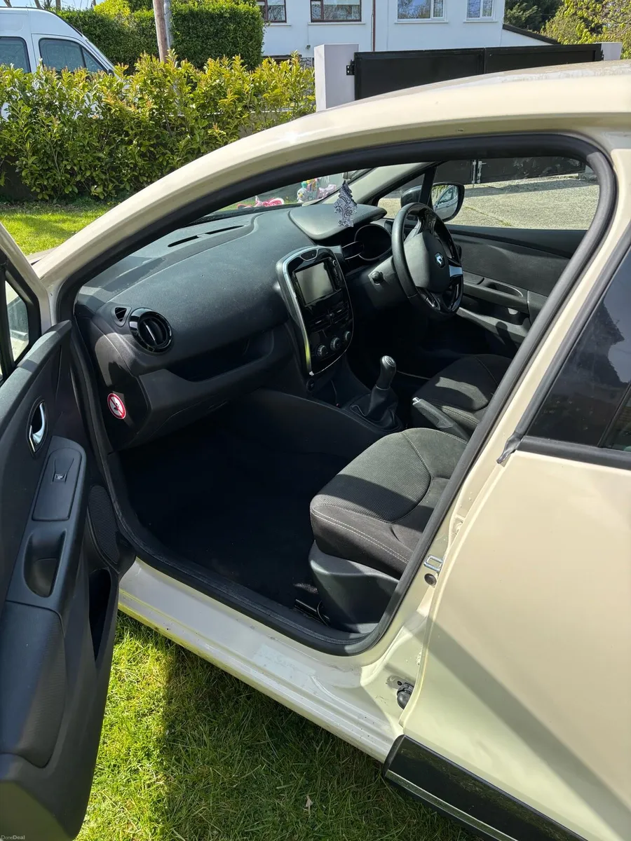 Renault Clio Dynamique Nav 2016 1.2petrol low kms - Image 2