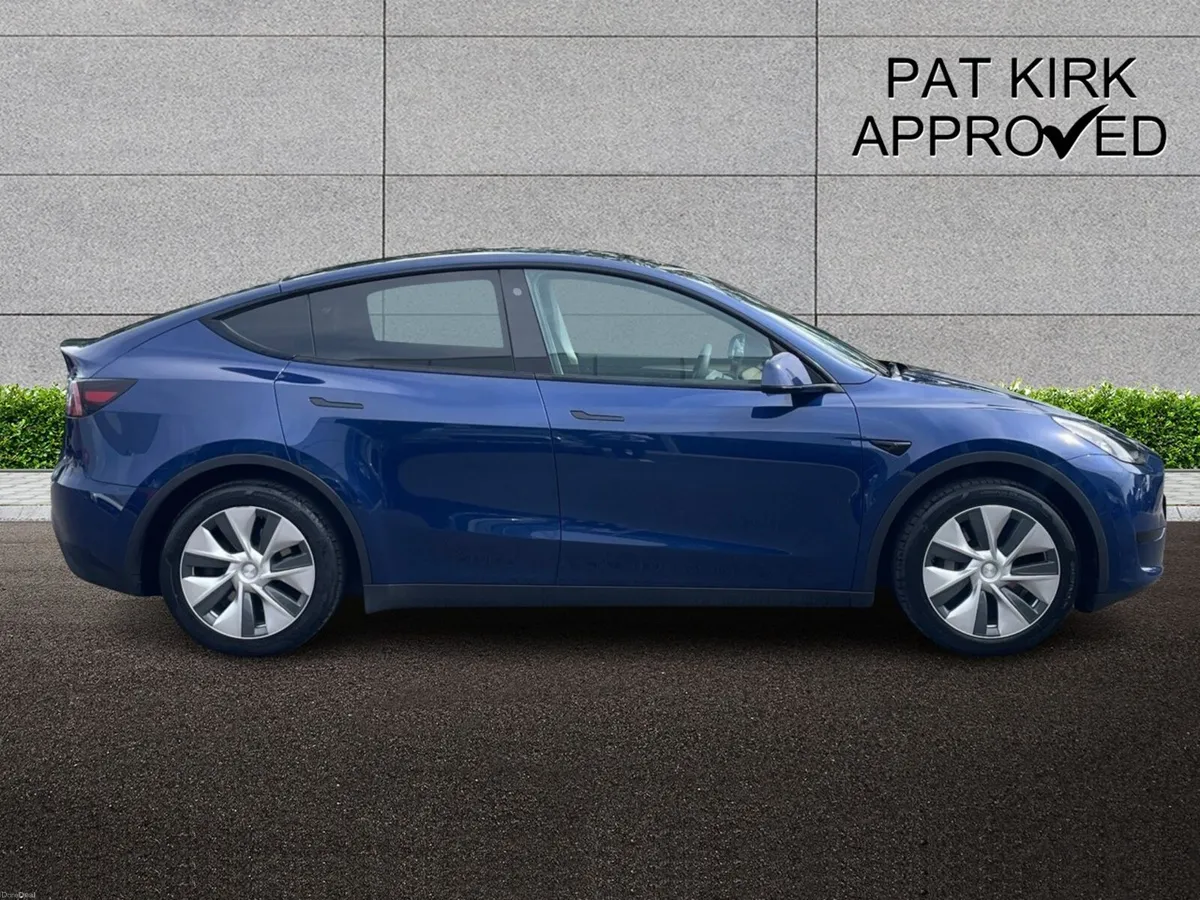Tesla Model Y Hatchback - Image 4