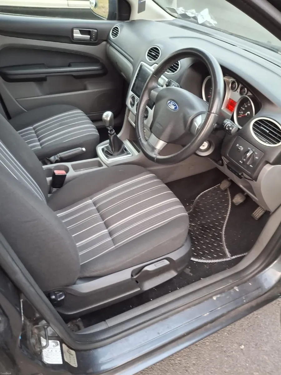 Ford Focus 2010 - Image 2