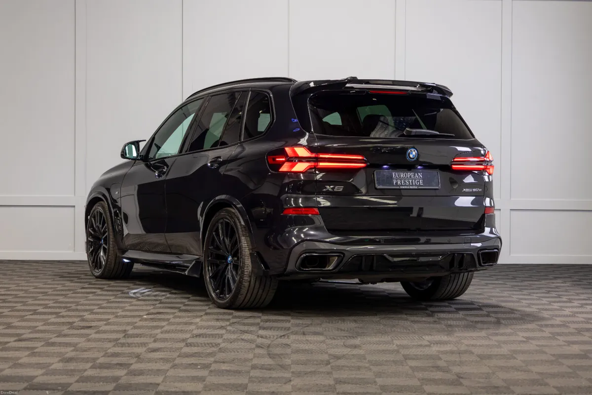 2025 BMW X5 X-Drive 50e M-Sport *Pan Roof - Image 4