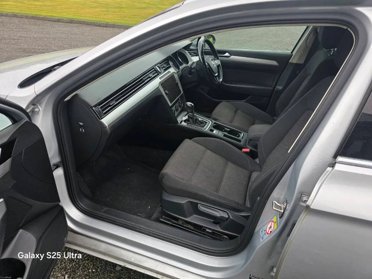 2017 Volkswagen Passat - Image 3
