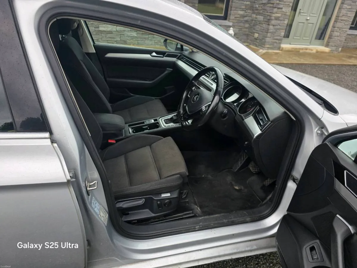 2017 Volkswagen Passat - Image 5