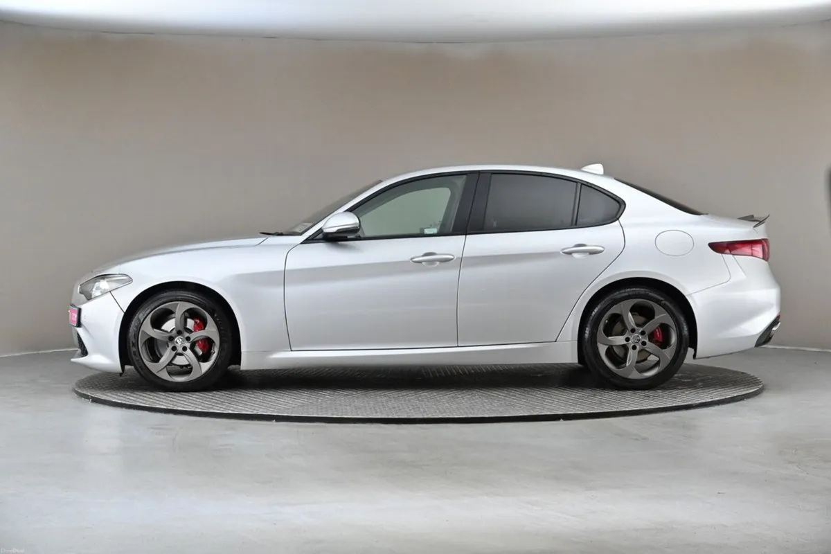 Alfa Romeo Giulia 2.2 TD SPECIALE 180BHP AUTO RWD - Image 5