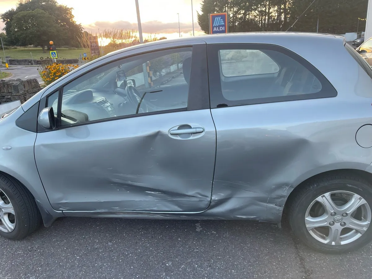 Toyota Yaris 2011 - Image 2