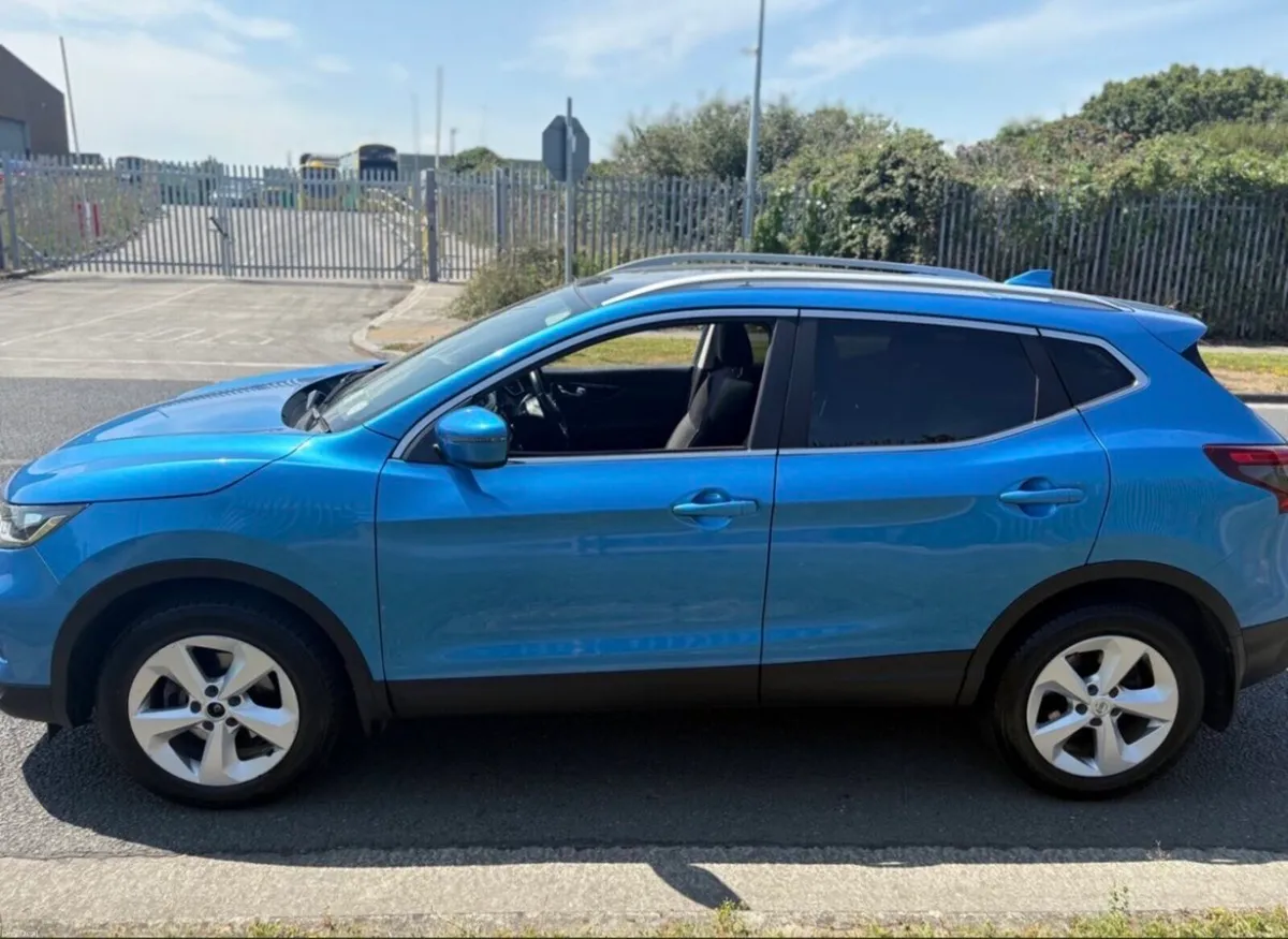 Nissan Qashqai 1.2 petrol automatic- Panoramic Su - Image 3
