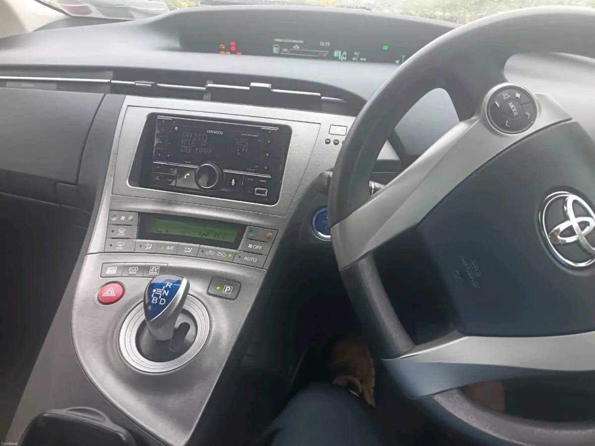 Toyota prius Auto priced To sell - Image 3