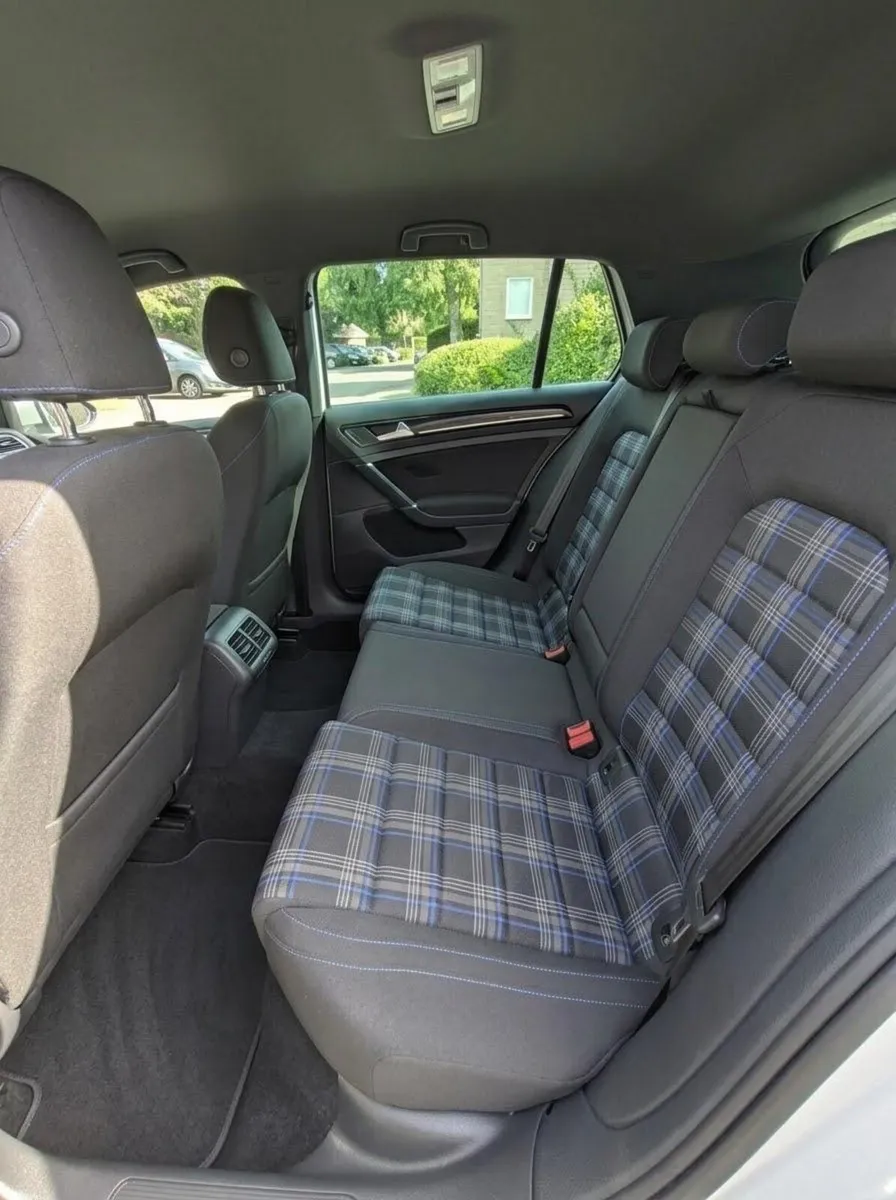 2015 (152) Volkswagen Golf GTE - Image 3
