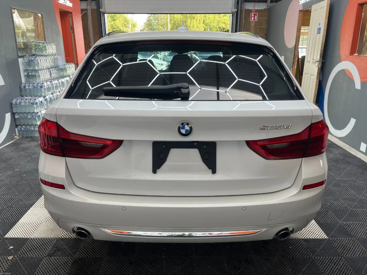 BMW 5-Series 2017 BMW 5 523D TOURING LUXURY AUTOMA - Image 4