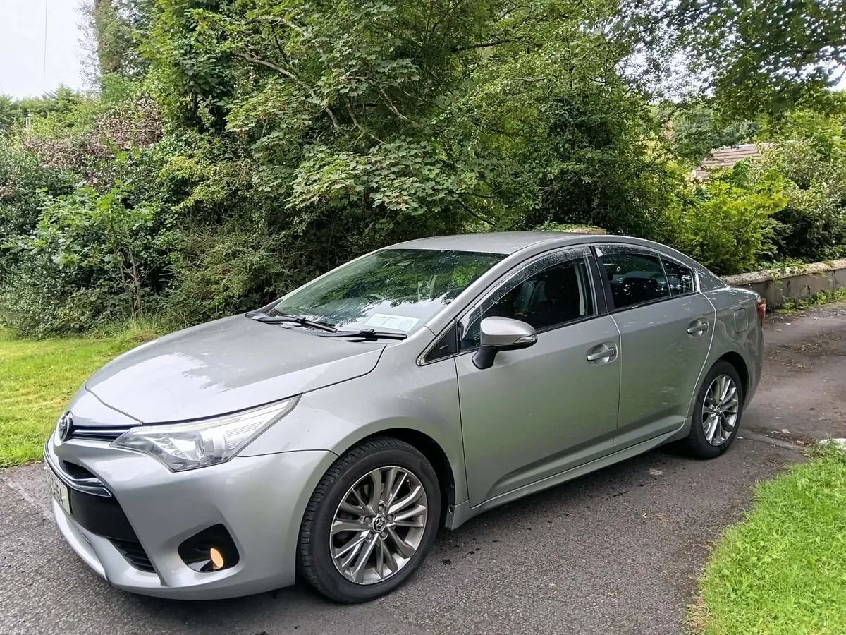 2015 (152) Toyota Avensis Luna - Image 2