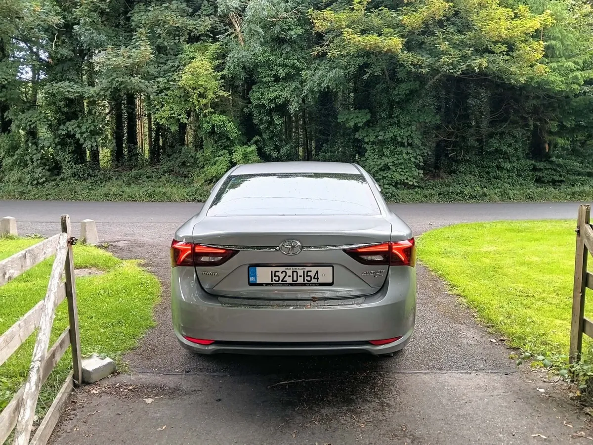 2015 (152) Toyota Avensis Luna - Image 4