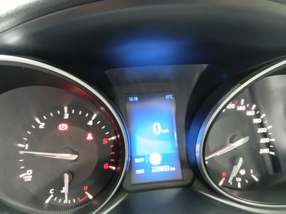 2015 (152) Toyota Avensis Luna - Image 6
