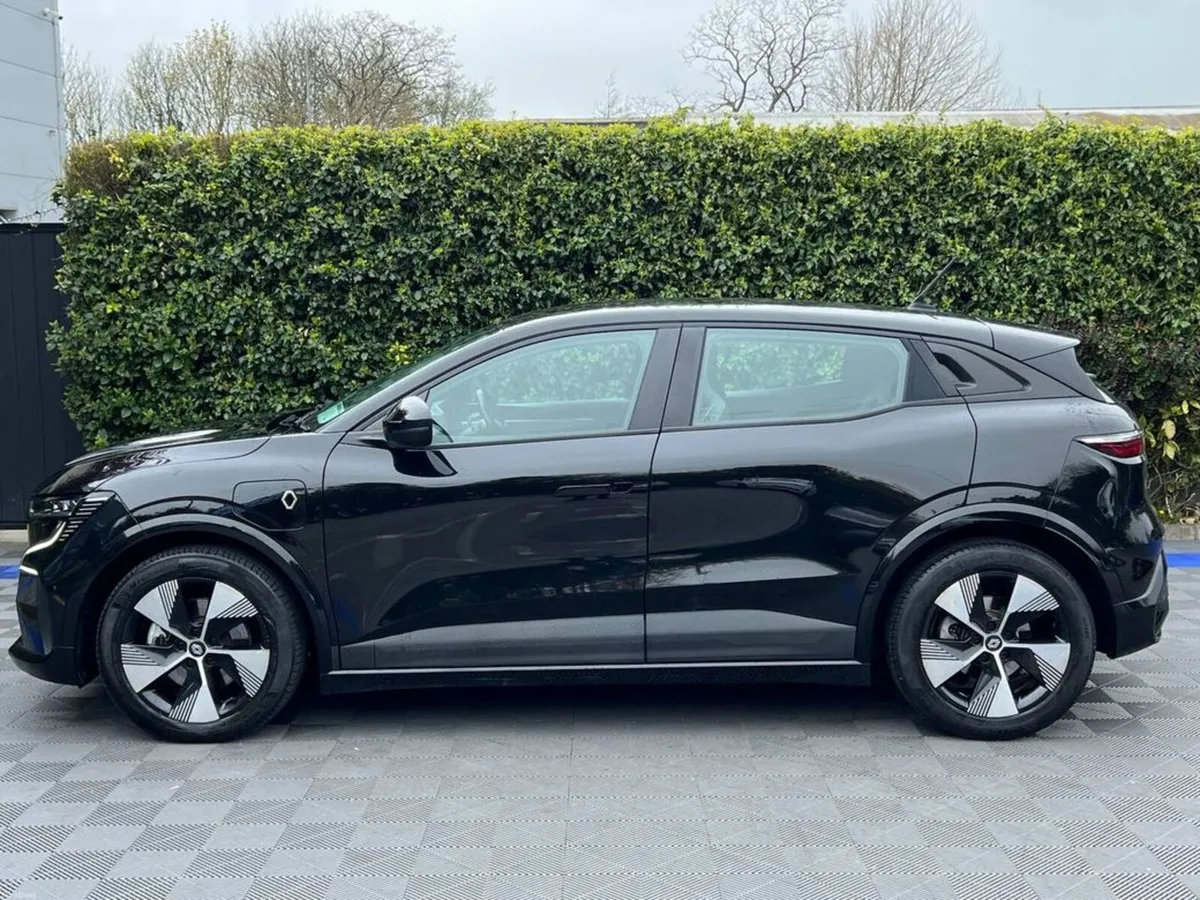 Renault Megane E-Tech EQUILIBRE EV40 ** LOW MILEAG - Image 3