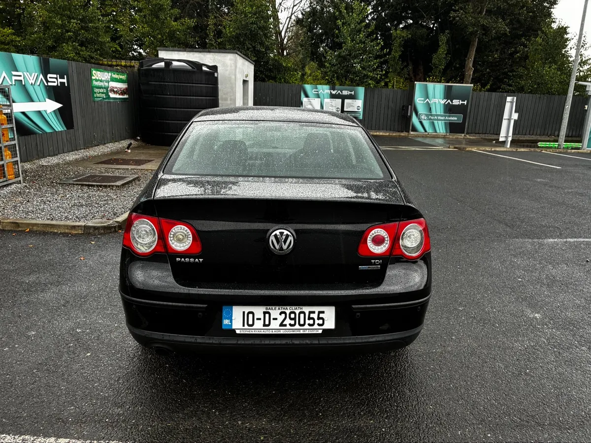 Volkswagen Passat 2010 - Image 2
