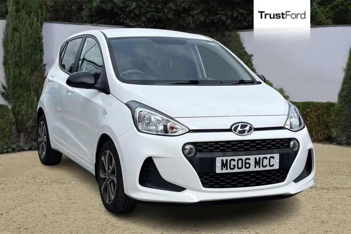 Hyundai i10 1.0 Play 5dr- Apple Car Play - Image 1
