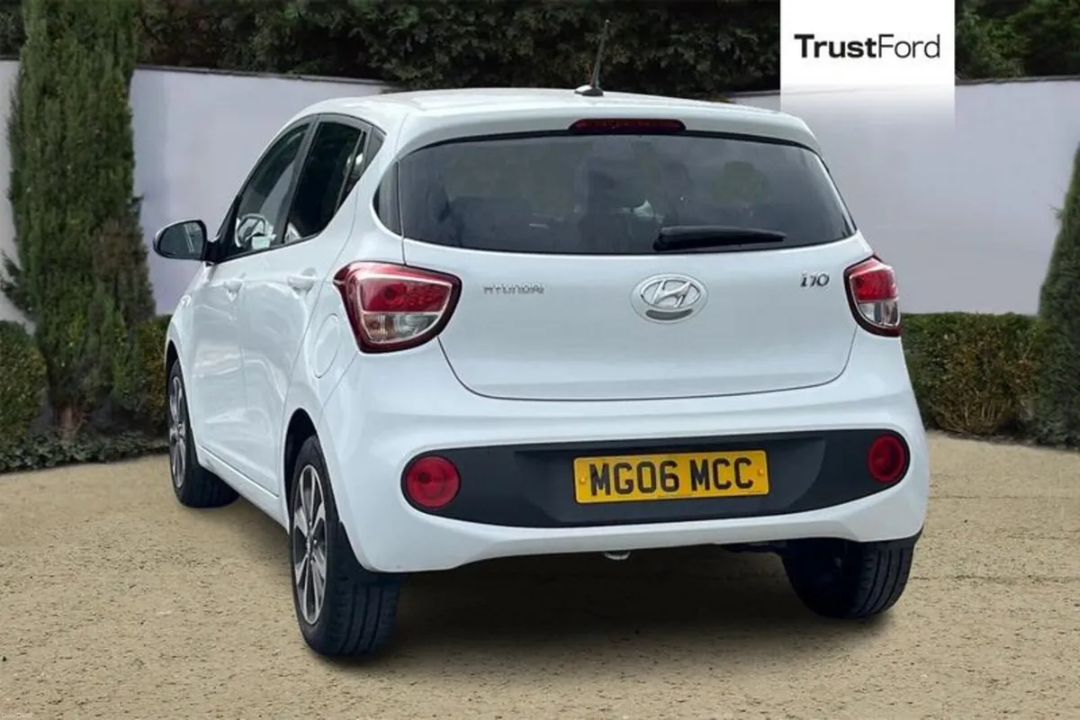 Hyundai i10 1.0 Play 5dr- Apple Car Play - Image 2