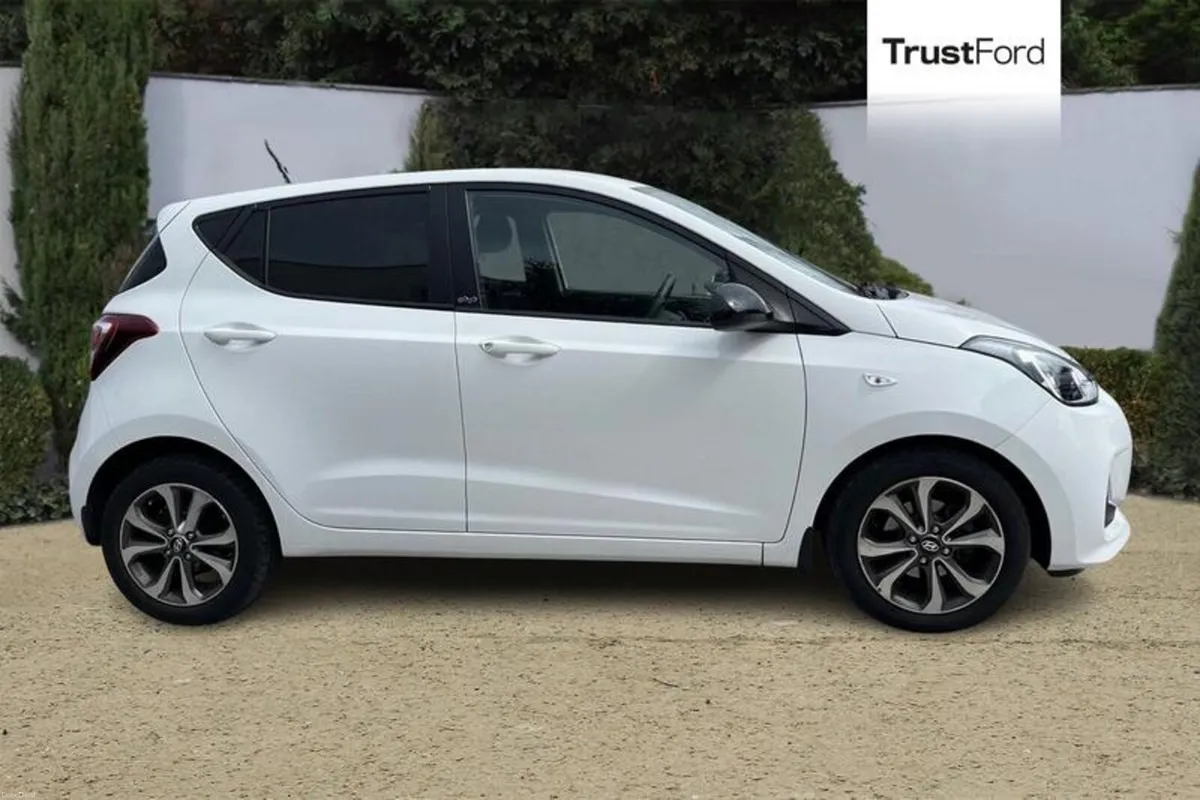 Hyundai i10 1.0 Play 5dr- Apple Car Play - Image 3