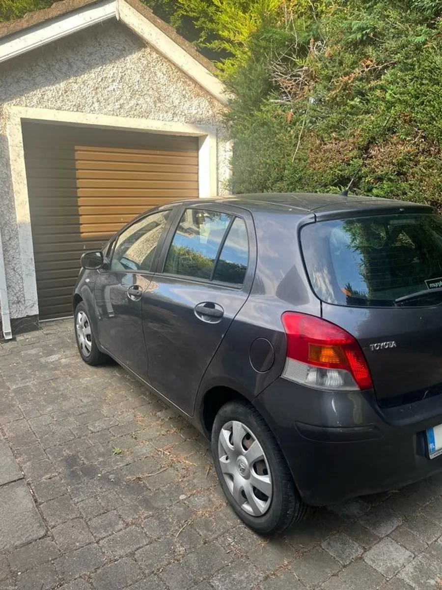 2010 Toyota Yaris - Image 2