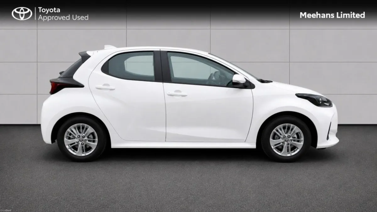 Toyota Yaris 1.5 HYBRID LUNA 4DR - Image 3