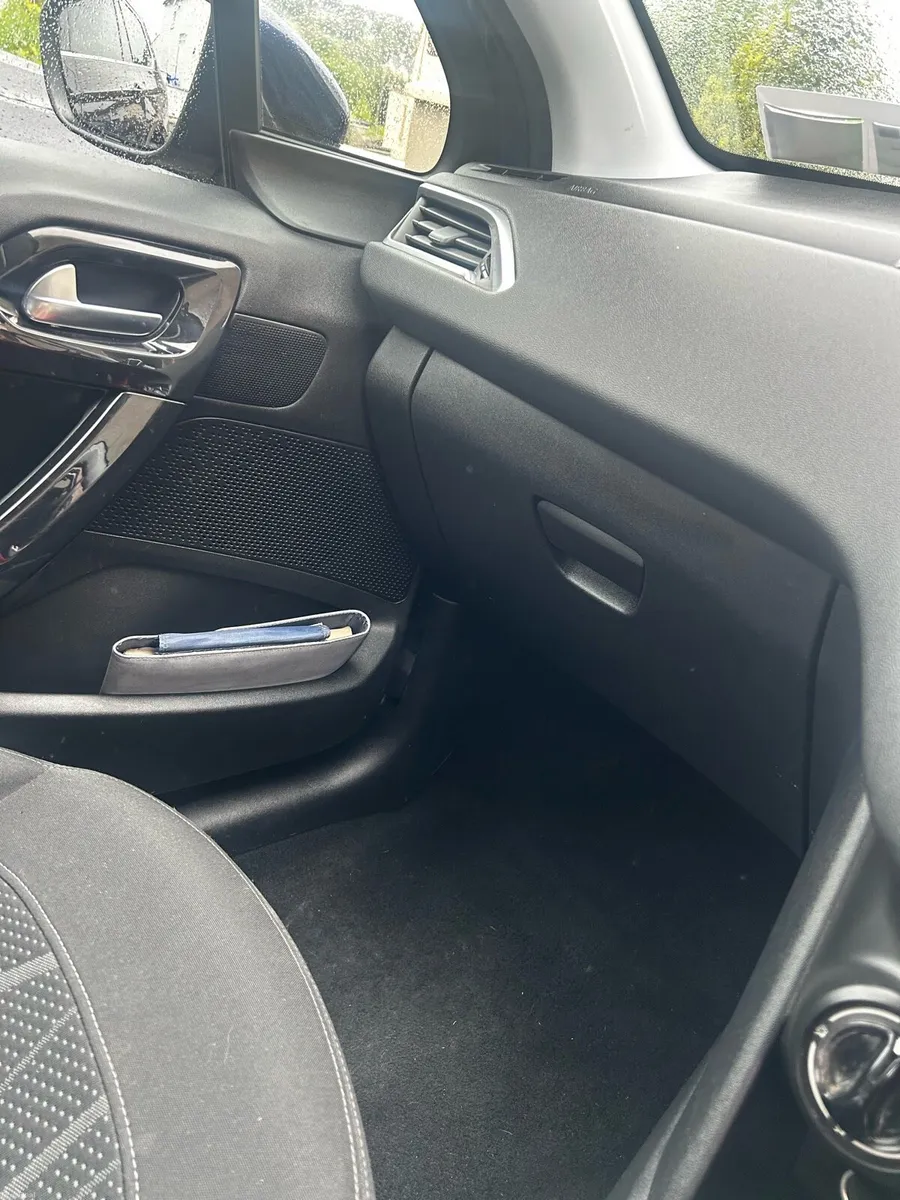Peugeot 208 - Image 3