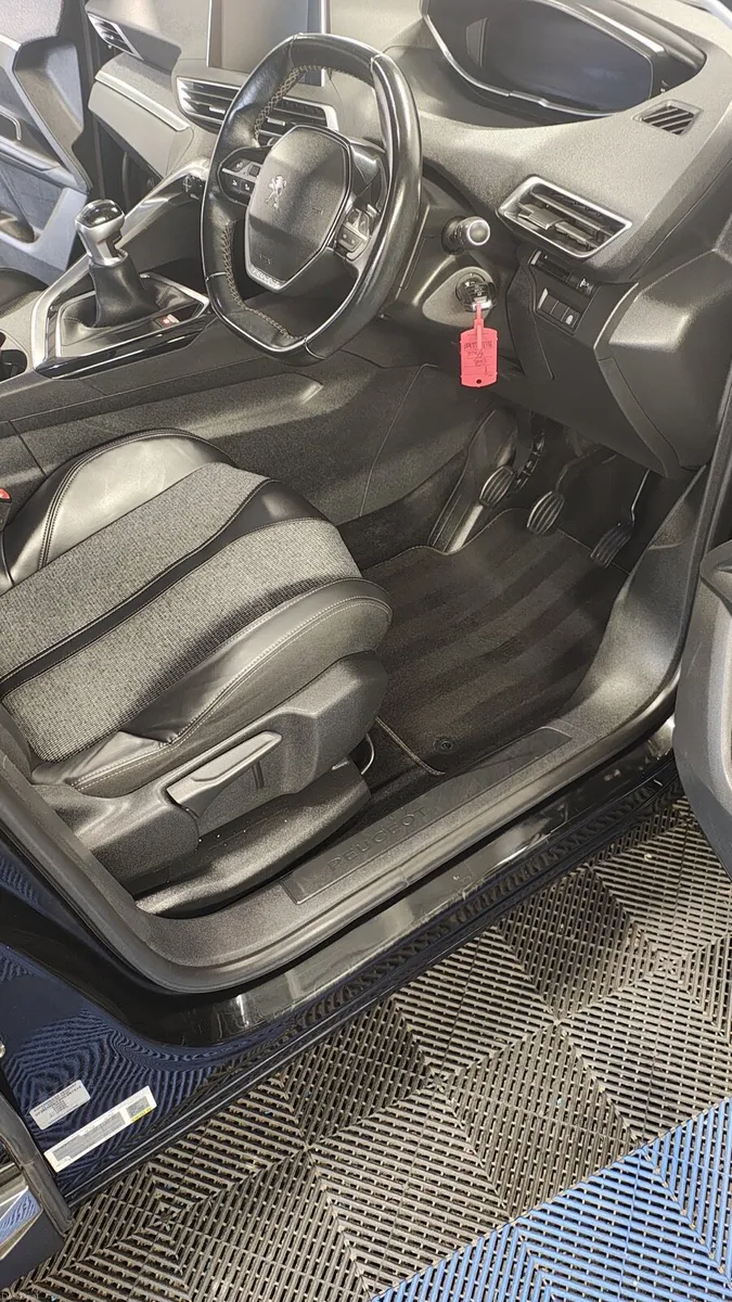 PEUGEOT 5008 7 SEATER - Image 5