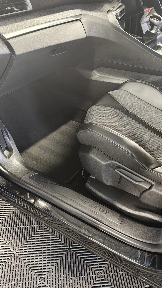 PEUGEOT 5008 7 SEATER - Image 6
