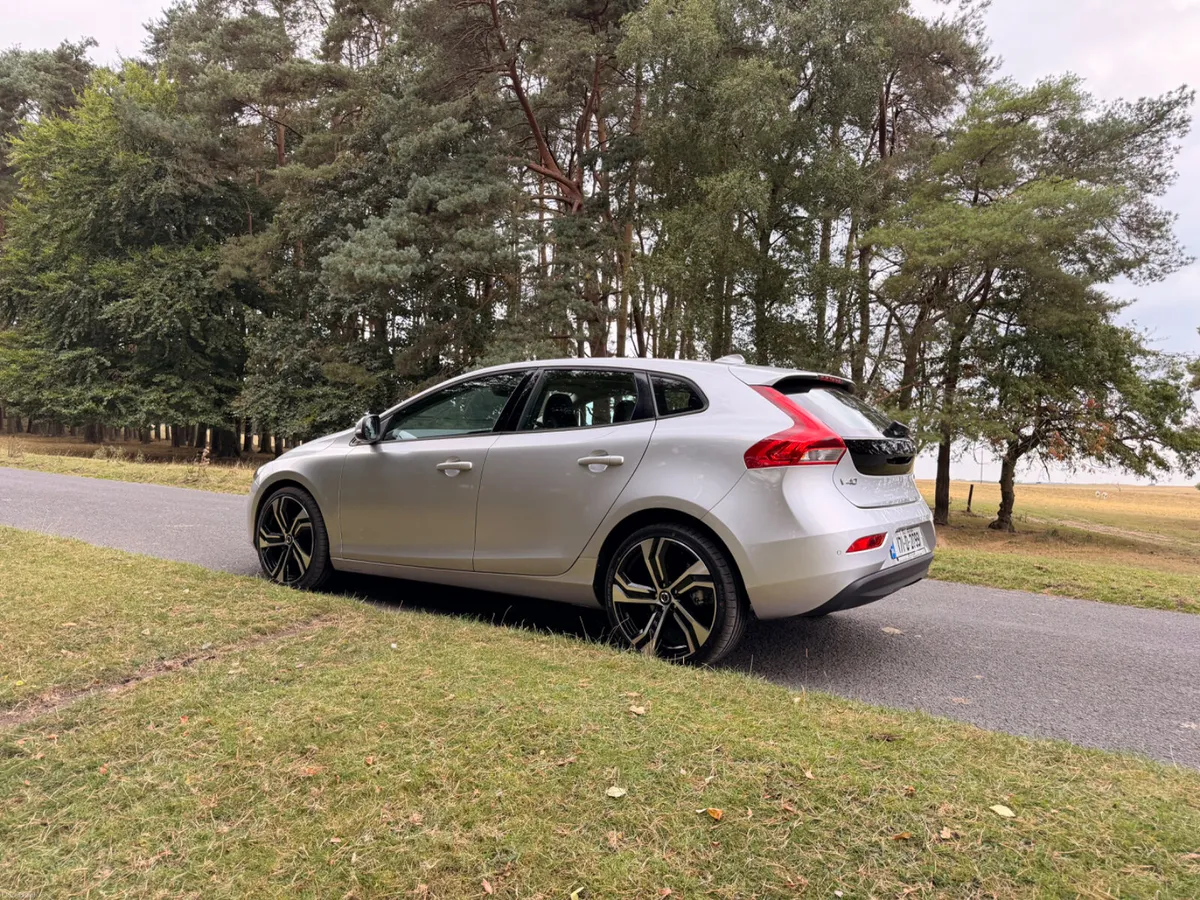 Volvo V40 2017 D2 Diesel Low KM - Image 5