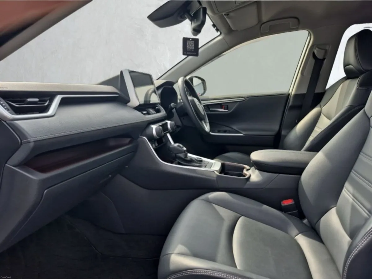 Toyota RAV4 ** G HYBRID ** HUGE SPEC ** STUNNING C - Image 6