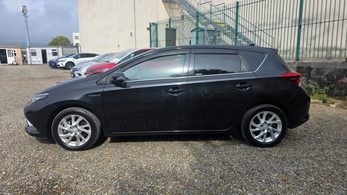 2017 Toyota Auris Hybrid - Image 5