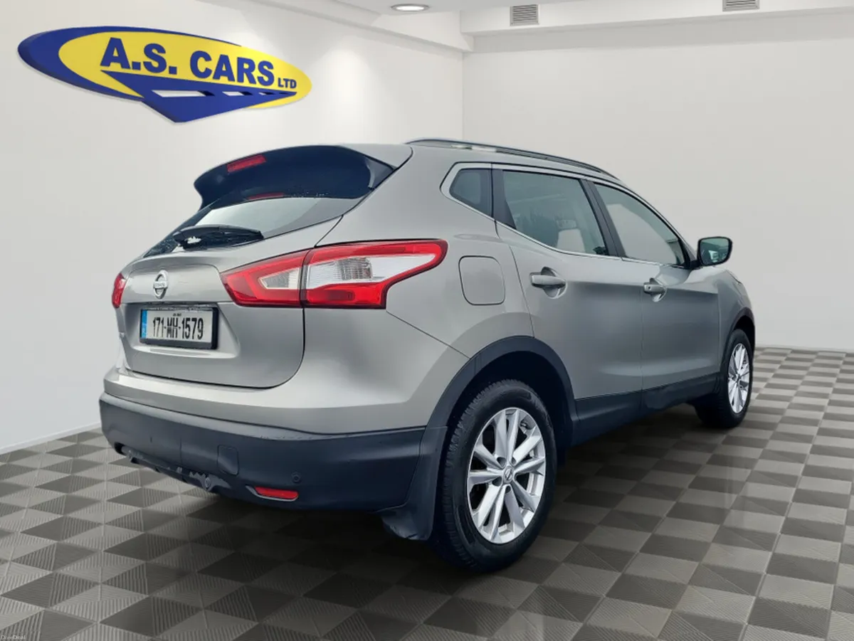Nissan Qashqai 1.5 SV ** PANORAMIC ROOF ** LOW MIL - Image 4