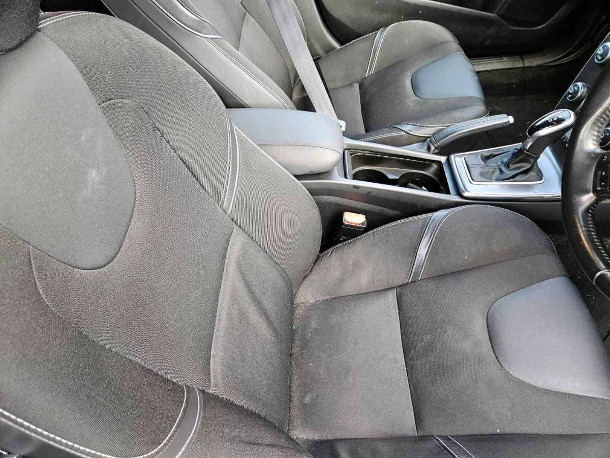 Volvo V40 1.6 petrol 
YEAR 2013
Automatic Gearbox - Image 5