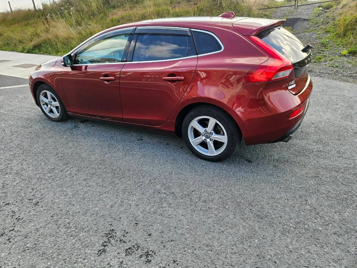Volvo V40 1.6 petrol 
YEAR 2013
Automatic Gearbox - Image 1