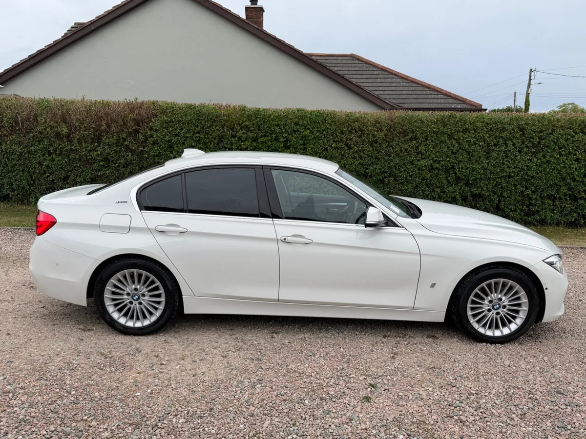 172 BMW 330e Luxery I Performance - Image 3
