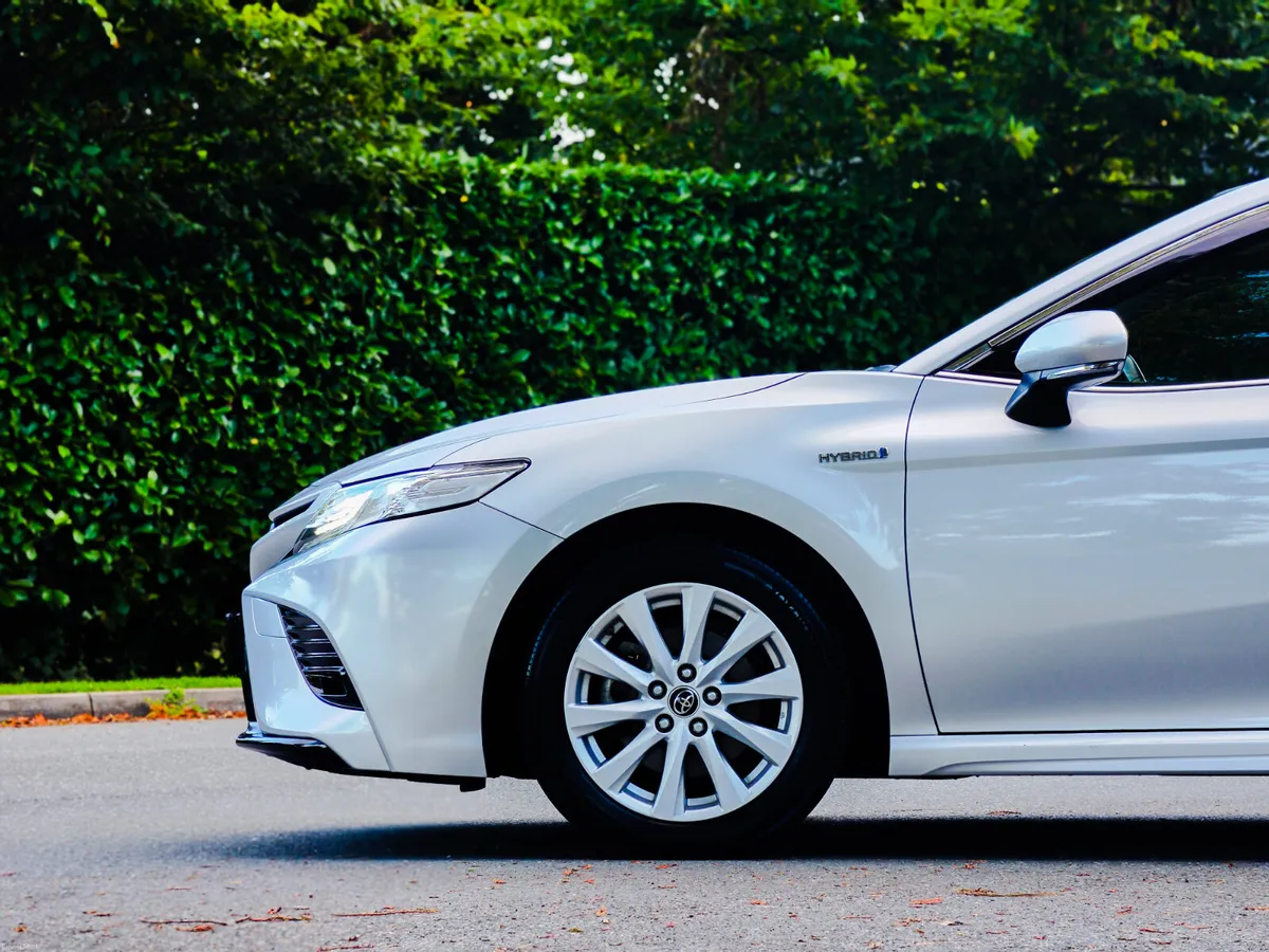 2019 Toyota Camry 2.5 Petrol Hybrid Auto F Leather - Image 6