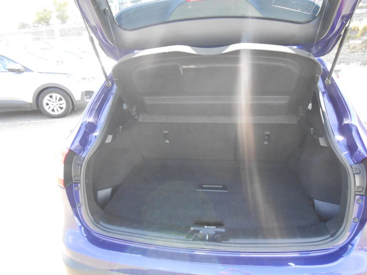 Nissan Qashqai 1.2 Petrol Manual  High Spec 2016 - Image 5