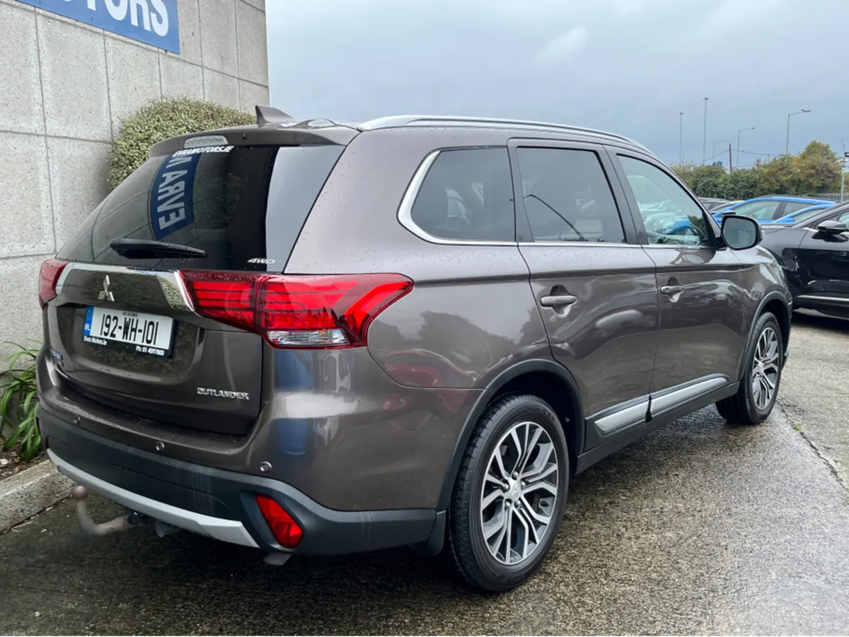 Mitsubishi Outlander 4WD 7 SEATER 2.3 DIESEL MANUA - Image 4