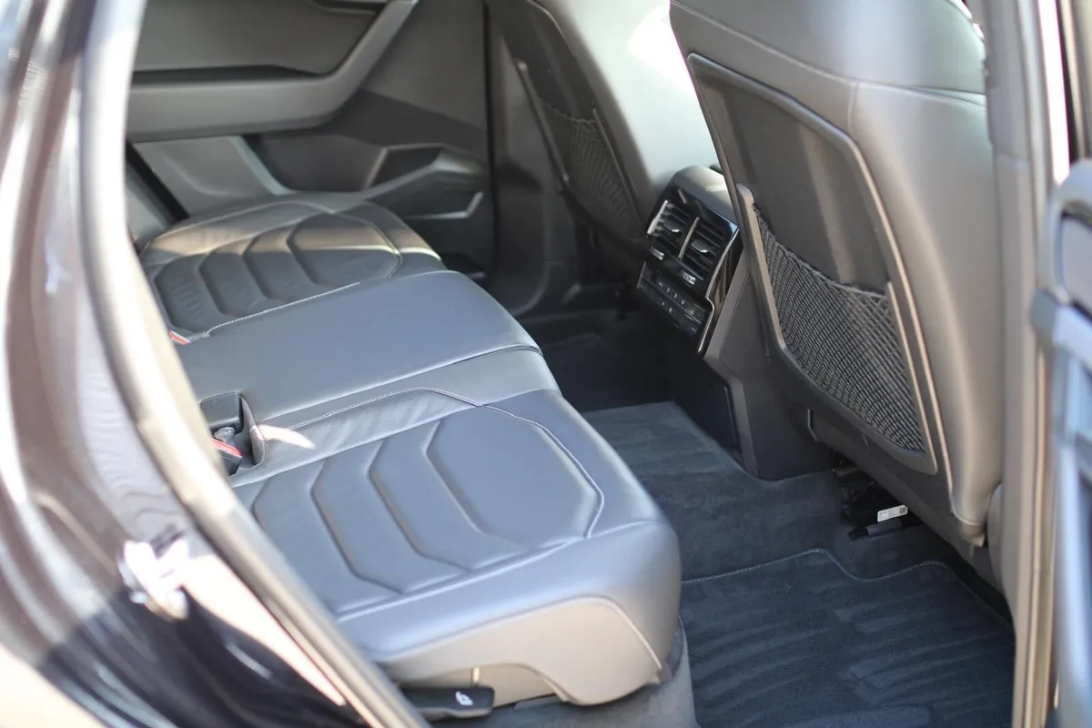 2018 Volkswagen Touareg R-Line - Image 6