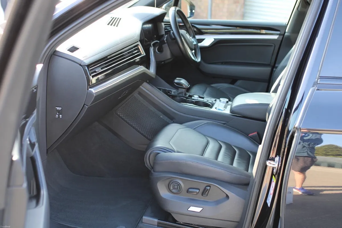 2018 Volkswagen Touareg R-Line - Image 5