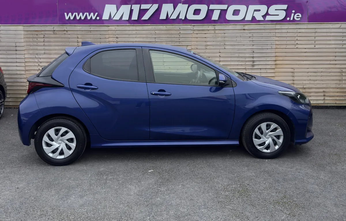 2022 Toyota Yaris, 1.5 Hybrid Auto - Image 2