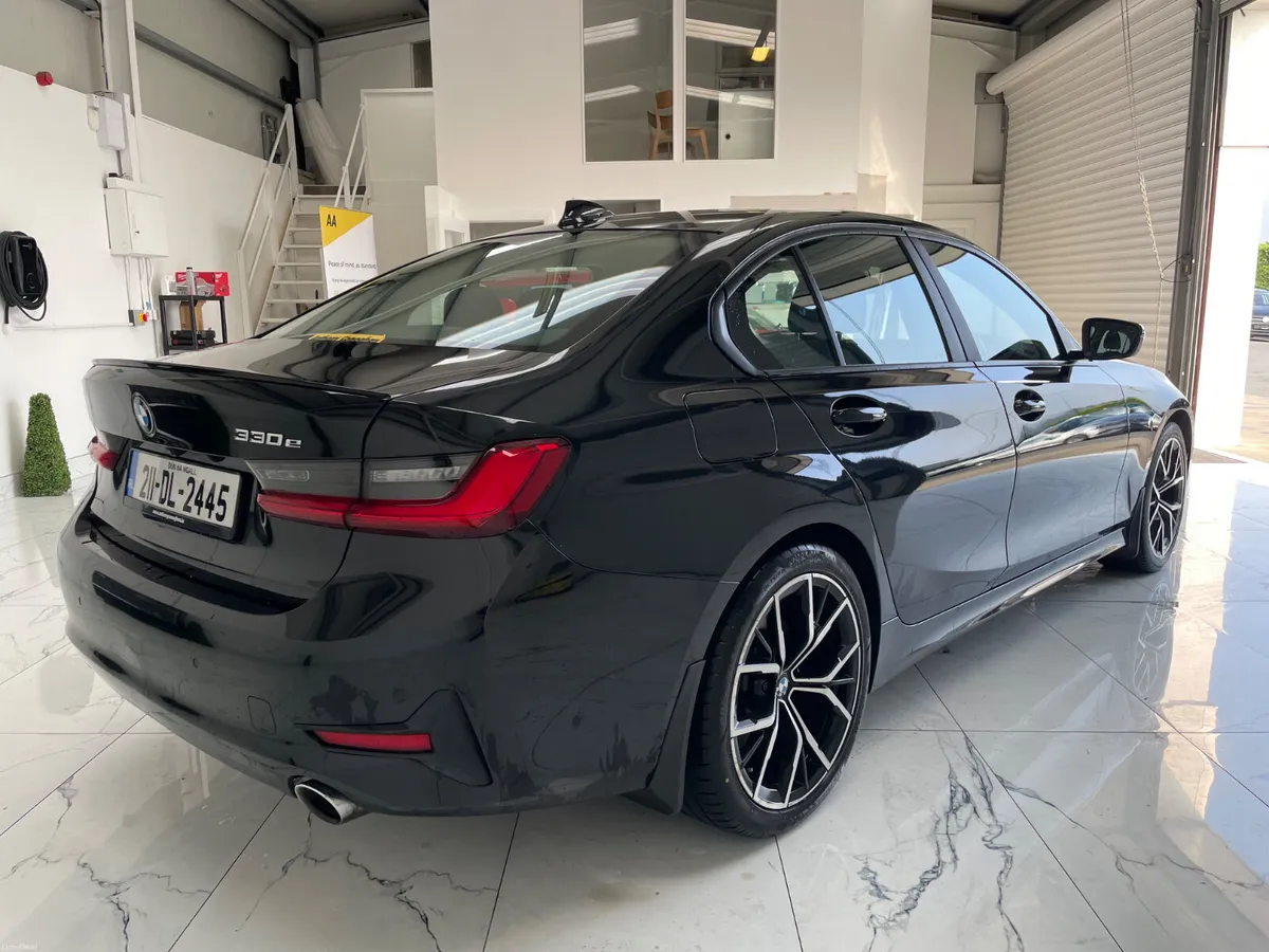 BMW 330e  3-Series 2021 - Image 3